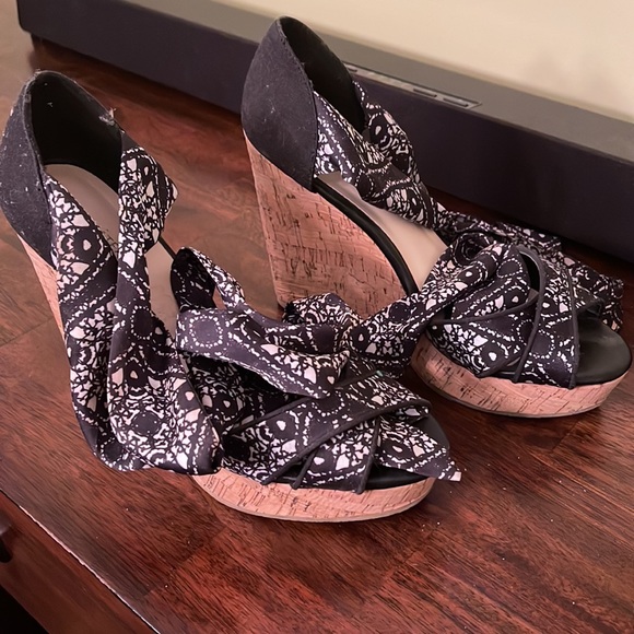 Black and with platform sandals - Picture 2 of 5